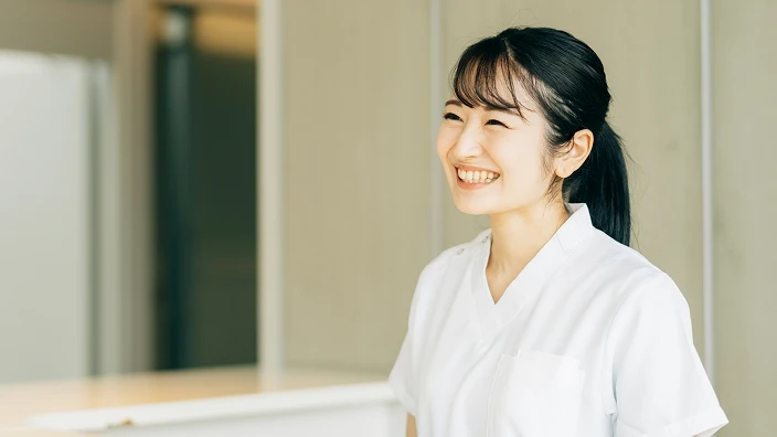 患者さまやスタッフを安心させる、温かい笑顔と優しさを持った女性スタッフのイメージ