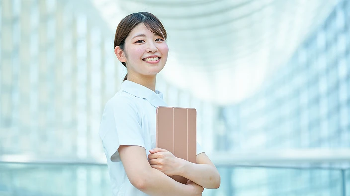 医療のプロとして、患者さまに寄り添う『信頼と誠実』な姿勢を持った女性スタッフのイメージ