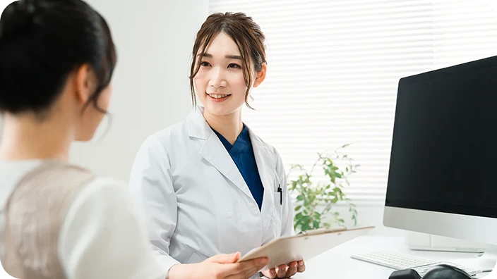 経験豊富な先輩スタッフが、新人の疑問に笑顔で答える、風通しがよくチームワーク抜群の職場環境