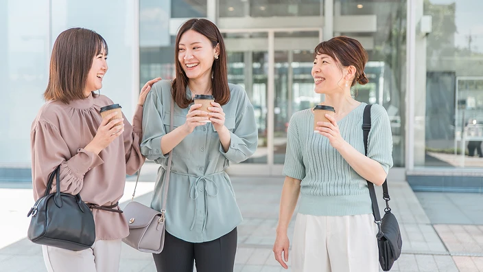 予定が立てやすい完全予約制だから残業は月10時間以内。仕事終わりに私服でリフレッシュの時間を楽しむ様子