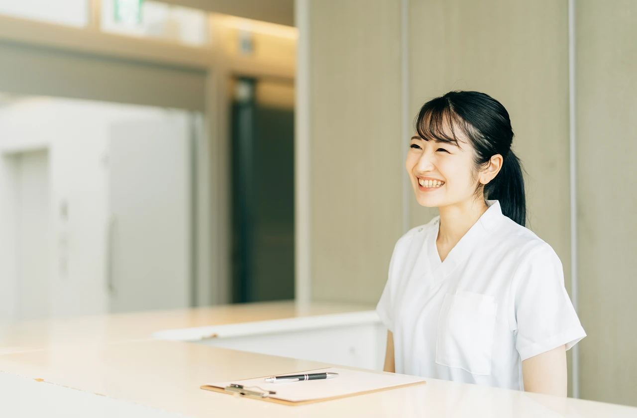 院内でリラックスした表情で和やかに談笑するスタッフ