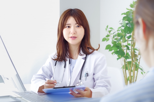 親身になって患者の相談に乗るレディースクリニックの女性医師